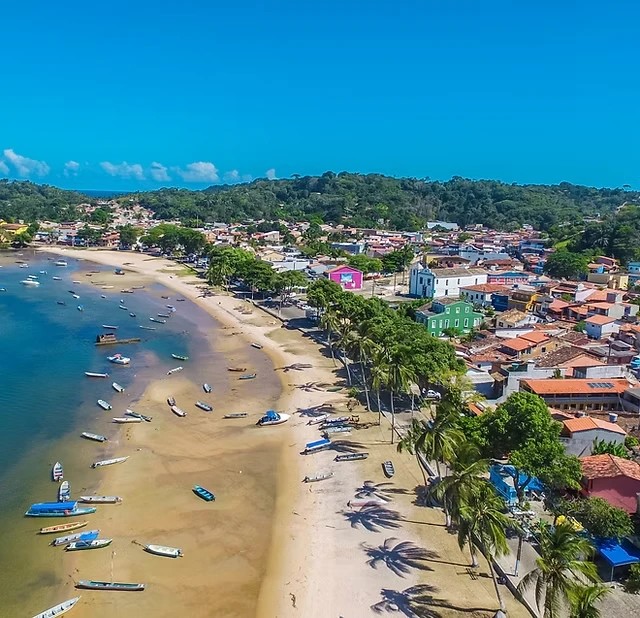 Vista aérea da praia e da vila de Itacaré