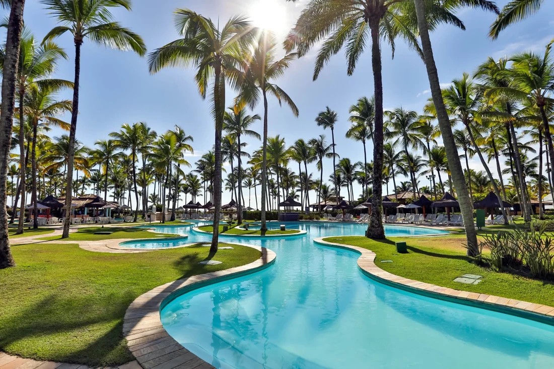 Resort cercado por coqueiros em Comandatuba